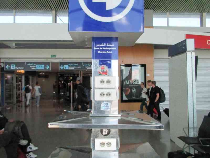 Borne de rechargement à l'aéroport de Casablanca au Maroc