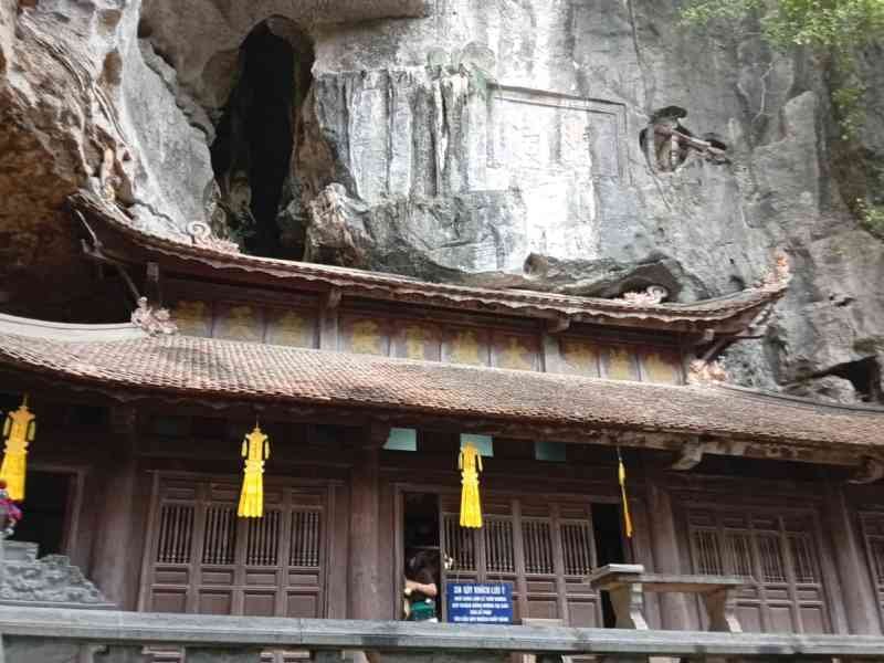 Pagode Bích Động, temples bouddhistes suspendu sur une falaise, à Ninh Bình, au Vietnam, photo gratuite