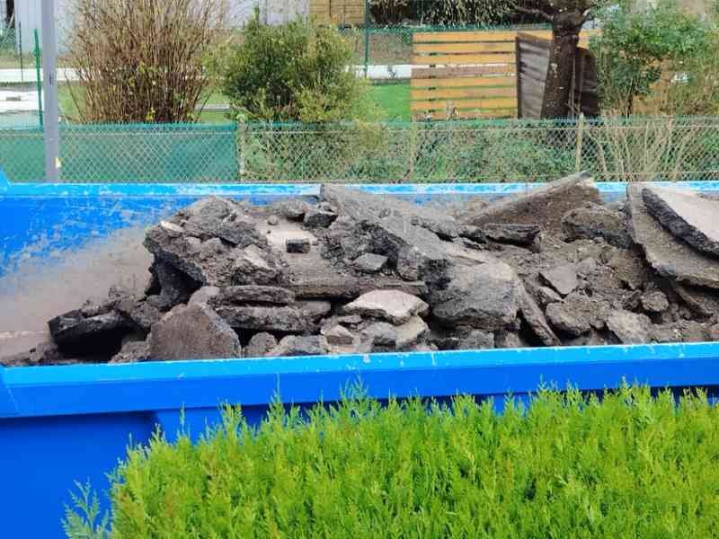 Des morceaux de revêtement d'asphalte cassé dans la benne d'un camion, photo gratuite