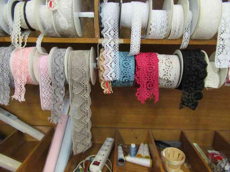 Bandes de dentelle colorées dans une mercerie