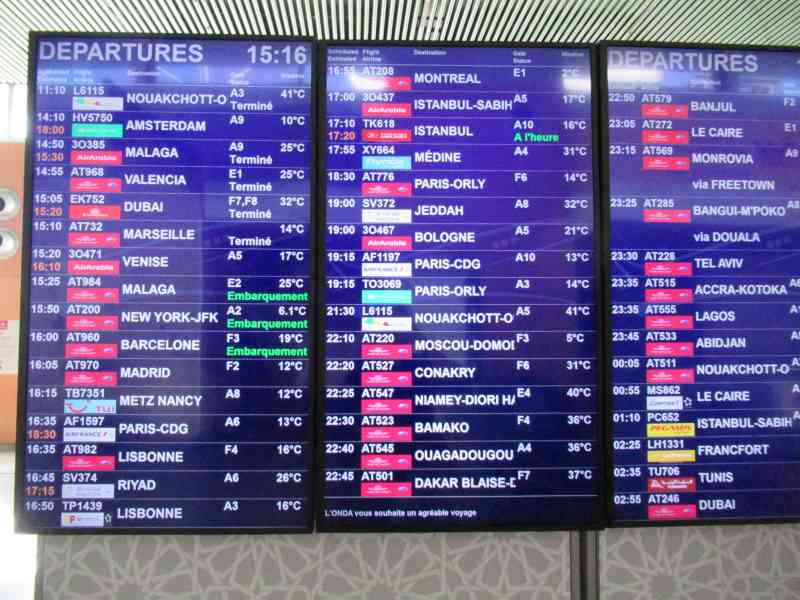 Ecran d'informations sur les départs des vols dans un aéroport