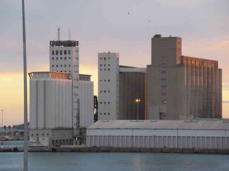 Silos au quai de chargement au port de Barcelone photo gratuite