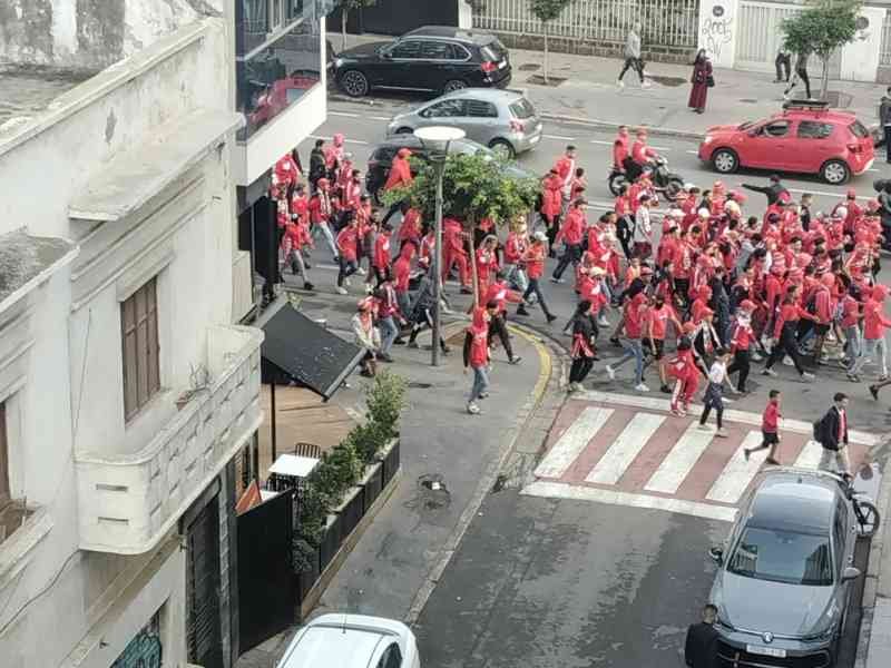 Groupe de supporter du Wydad se rendant au match, photo gratuite