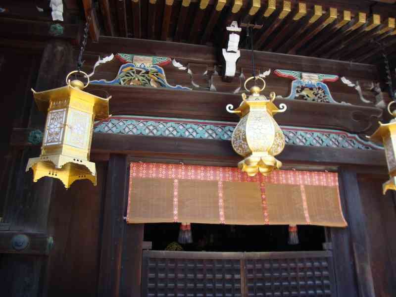 Les lanternes suspendues en métal tsuri-doro sont suspendues à l'avant-toit d'un toit du sanctuaire Shaden du sanctuaire Kitano Tenmangu, Kyôto, Asie, Japon, photo gratuite