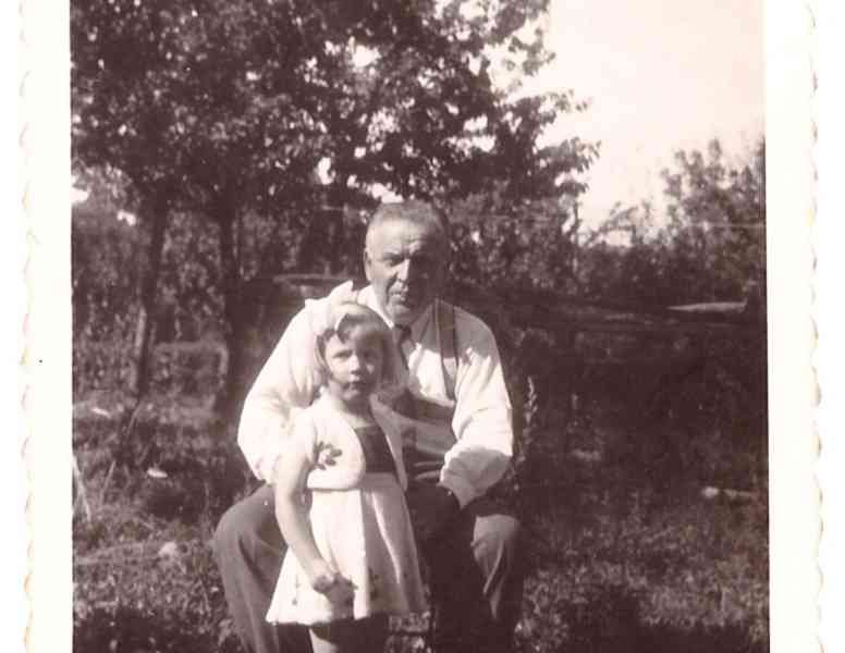 Photo ancienne en noir et blanc d'un homme âgé tenant une fillette image gratuite