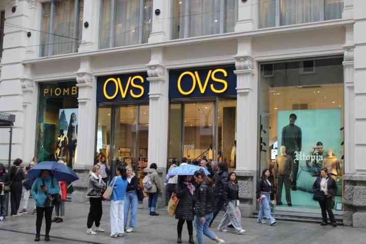Le magasin OVS, c'est une chaîne de magasins de vêtements italienne qui propose des articles pour femmes, hommes et enfants, photo gratuite
