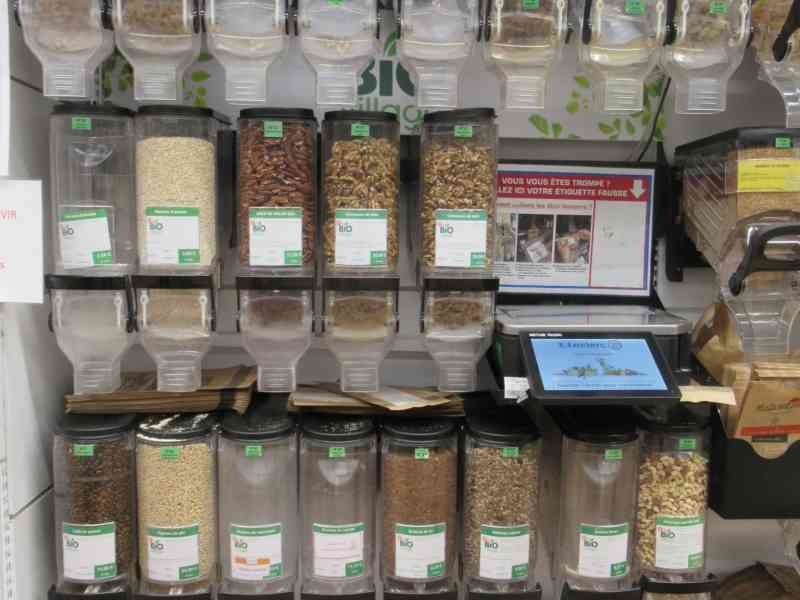 Rayon de produits en vrac de la marque Bio Village dans un supermarché, photo gratuite