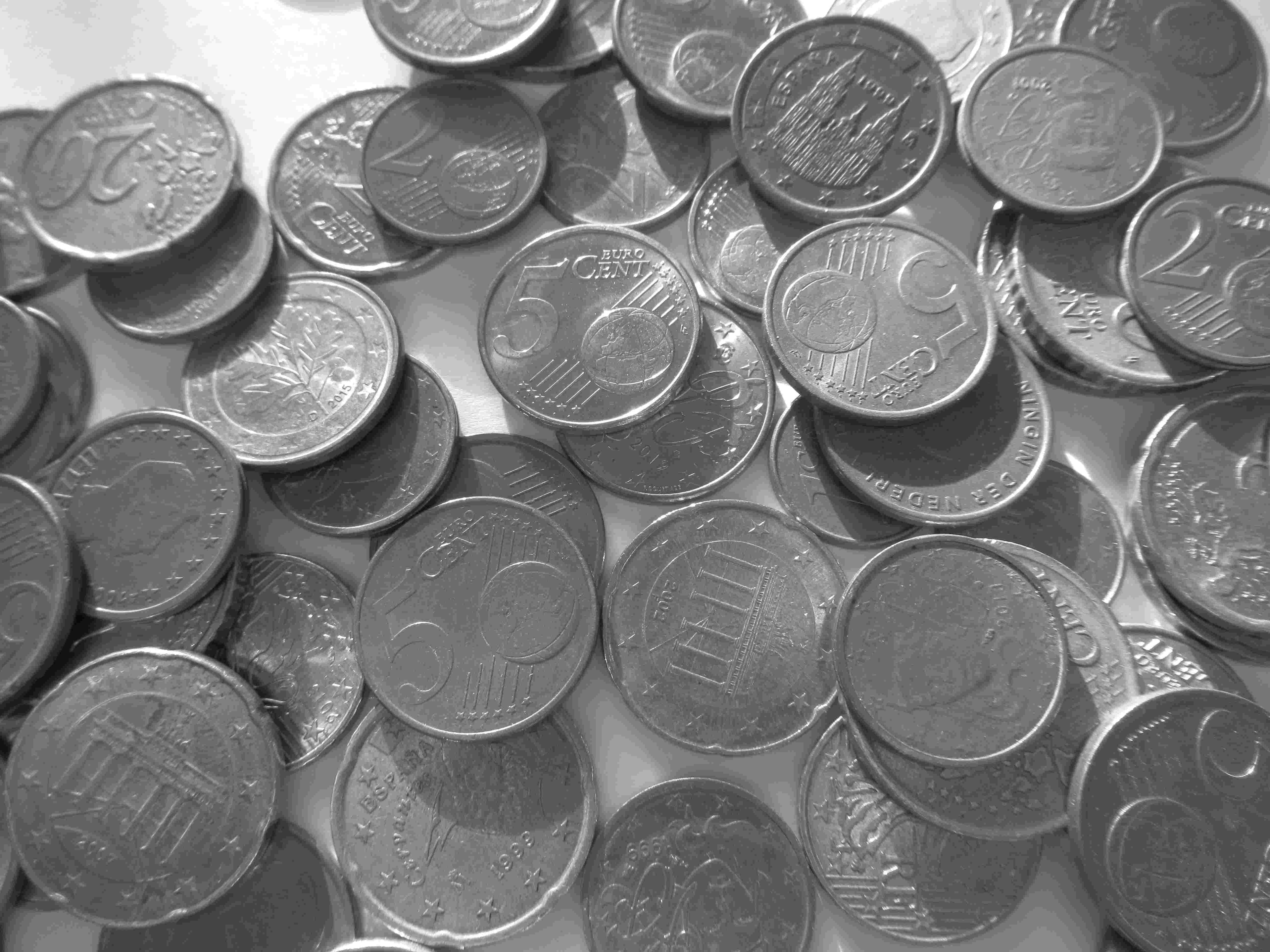 Pièces de centimes d'euro en noir et blanc