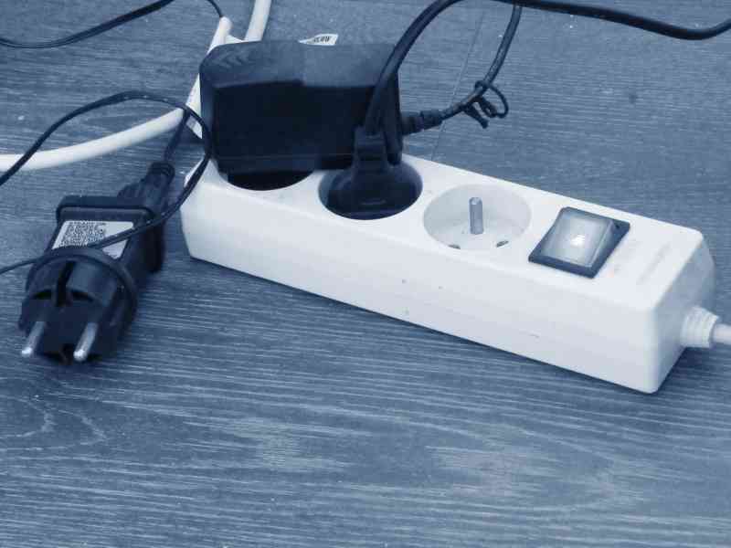 Fiches d'alimentation branchées à une rallonge électrique