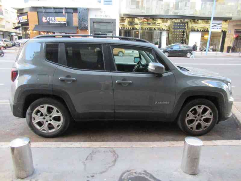 Jeep noire stationnée