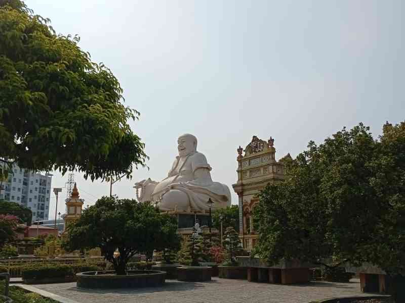 Grande statue de Bouddha dans le jardin, temple Vinh Trang Vietnam, photo gratuite