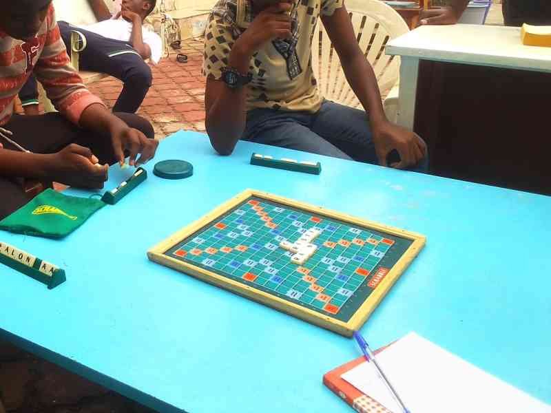 Jouer au scrabble photo gratuite