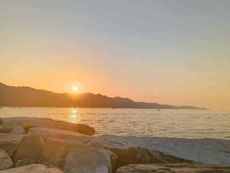 Lever de soleil sur la mer, vu depuis une côte rocheuse, photo gratuite