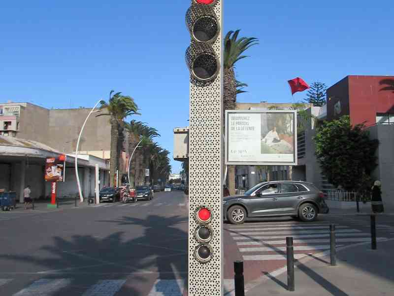Signalisation routière tricolore montrant un feu rouge