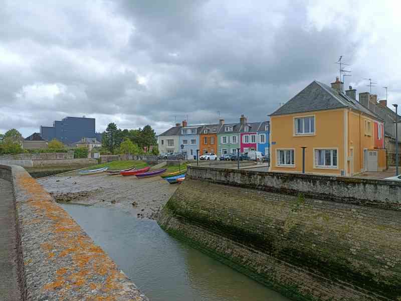 La ville d'Isigny-sur-Mer, une commune située dans le département du Calvados en Normandie, en France, photo gratuite