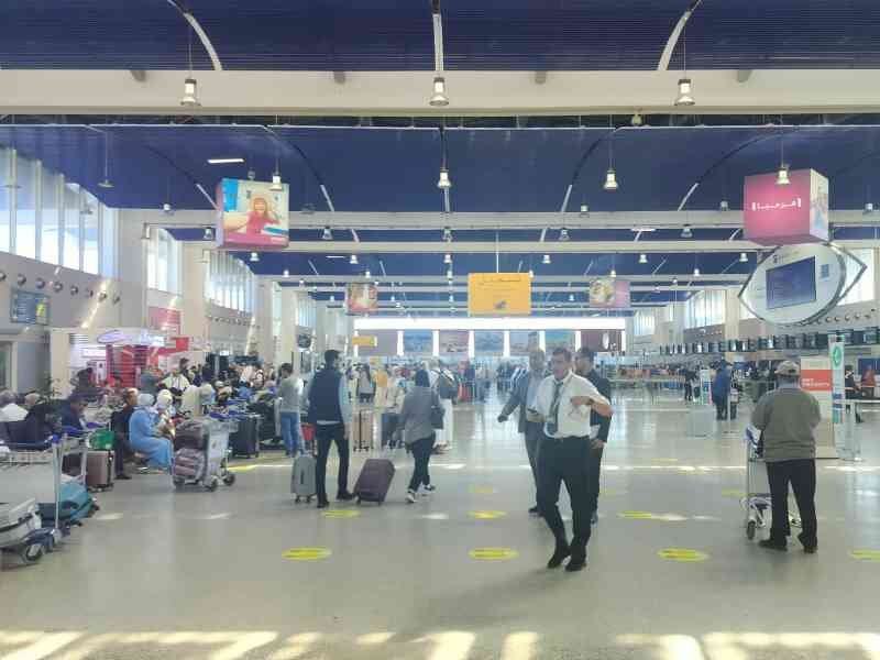 Passagers à l'intérieur de l'aéroport Mohammed V de Casablanca au Maroc