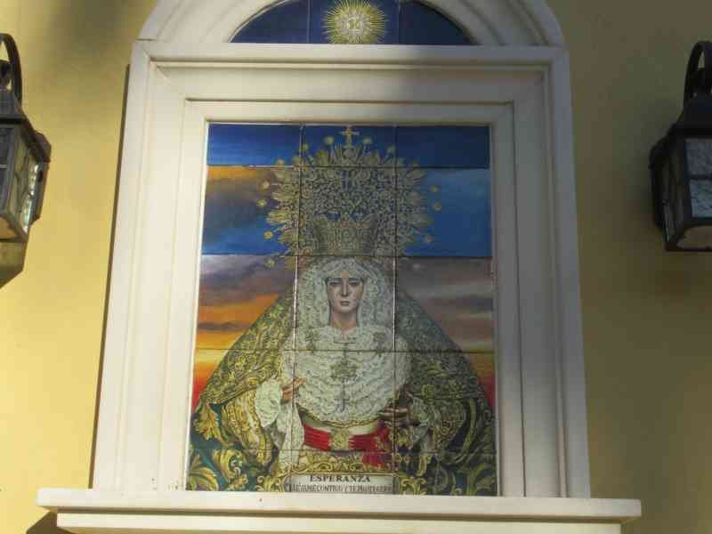 Une peinture sur carreaux de céramique de la Vierge de l'Espérance Macarena, photo gratuite