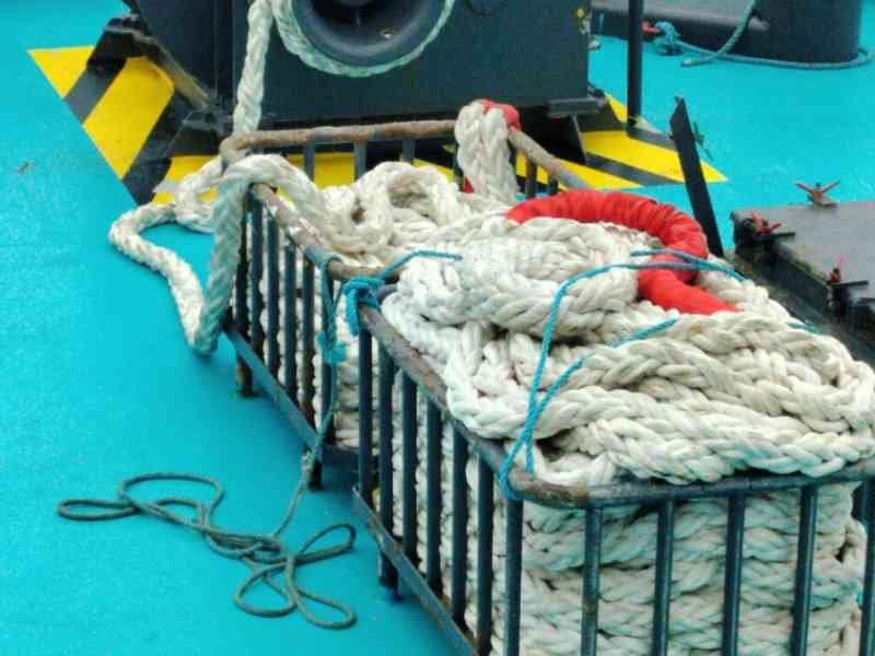 Port de bobines de cordes sur le pont du bateau photo gratuite