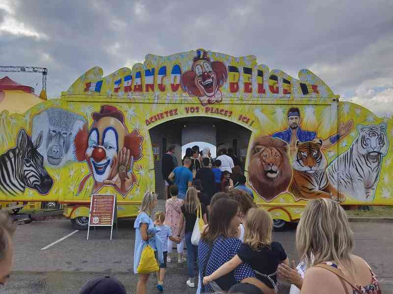 File d'attente pour entrer au cirque