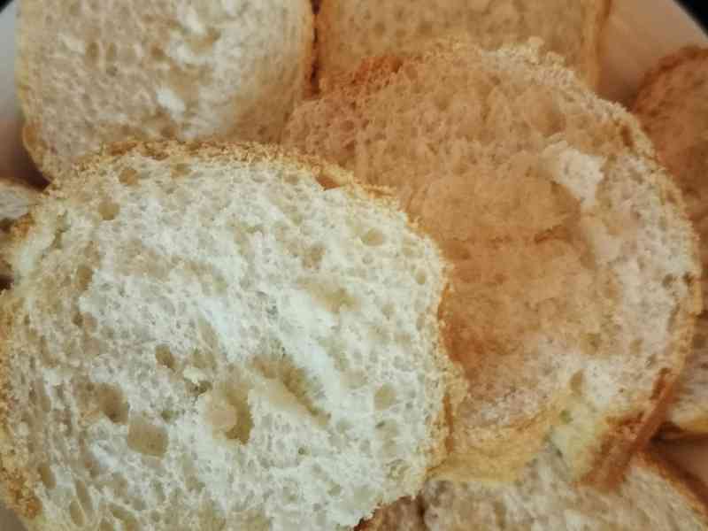 tranches de pains sur un plat