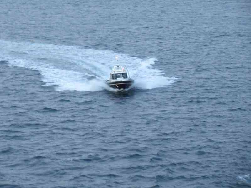 Petit bateau a grande vitesse sur la mer photo gratuite