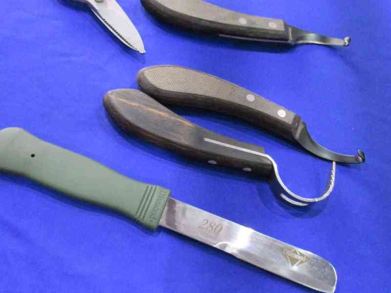 Outils de soins de sabots de chevaux pendant un salon du cheval