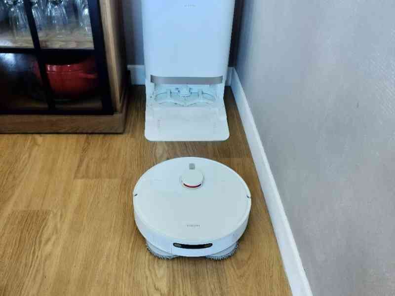 Aspirateur robot dans une maison photo gratuite