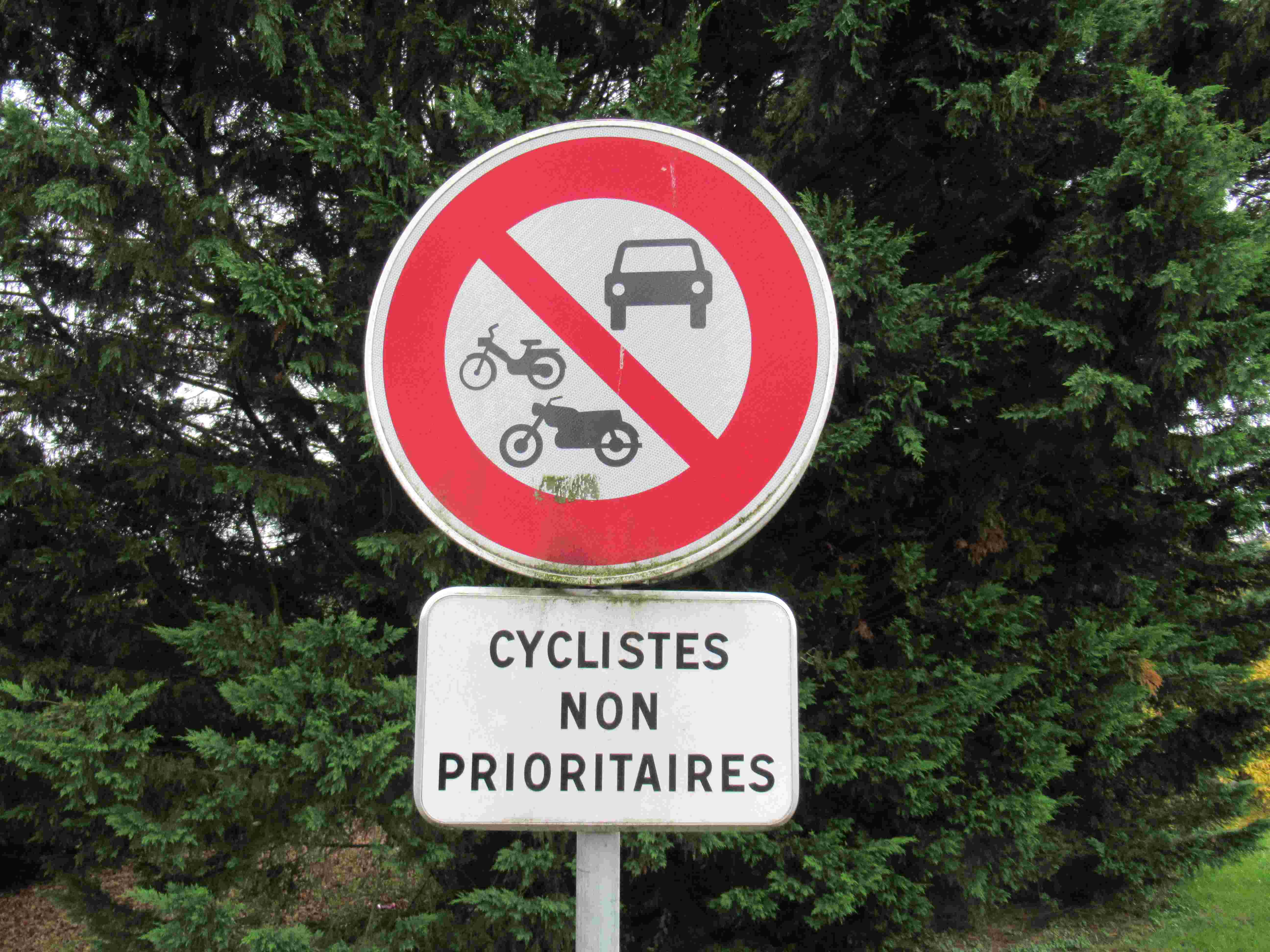 Panneau cyclistes non prioritaire