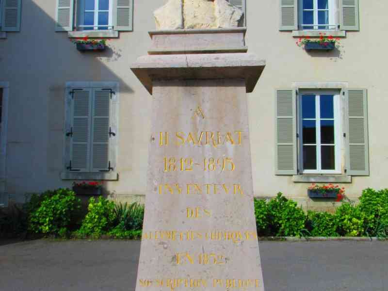 Monument à la mémoire de H. Savriat, l'inventeur des allumettes chimiques, photo gratuite
