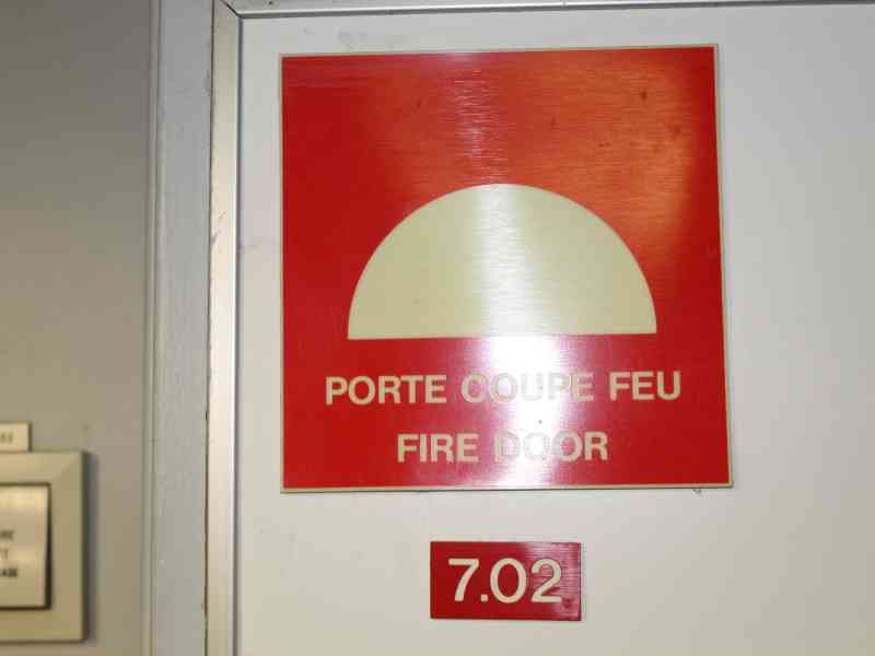 Porte coupe-feu, un élément de sécurité essentiel dans les bâtiments, les bateaux, photo gratuite