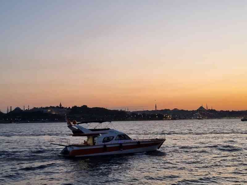 Yacht sur la mer au coucher de soleil photo gratuite - Iate no mar ao pôr do sol Foto gratuita