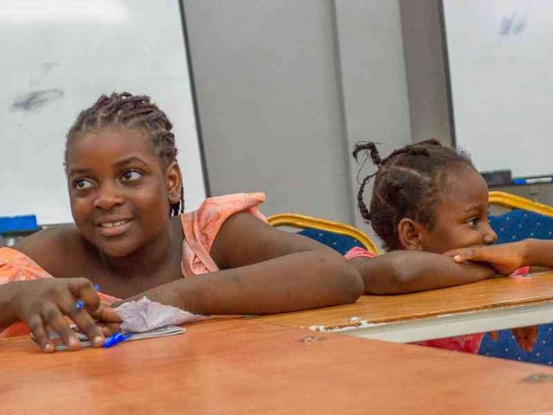 filles assises à une table photo gratuite
