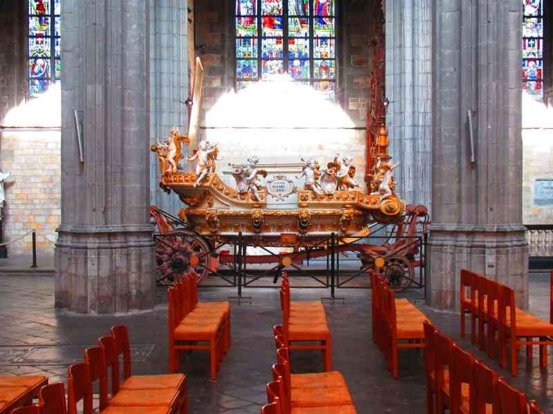 Collégiale de Sainte Waudru à Mons Wallonie, Chariot de procession recouvert d'or