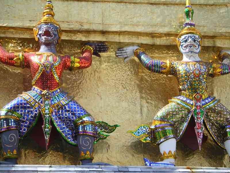 Statues mythiques au temple Wat Phra Kéo Thaïlande