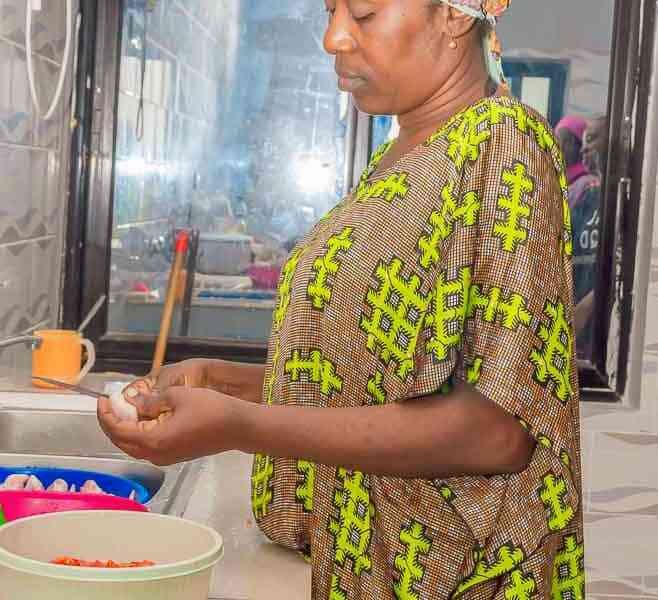 Préparation de repas en cuisine familiale photo gratuite