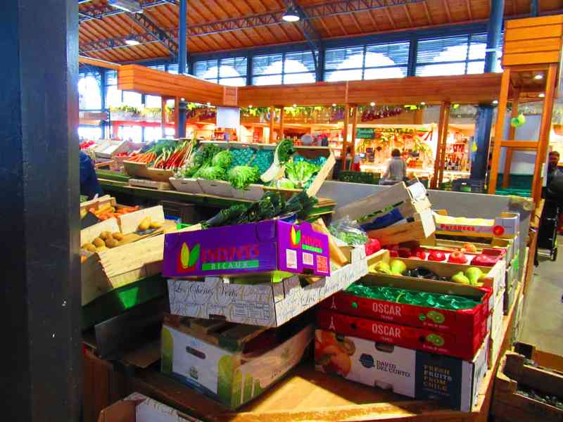 Cagettes de fruits et légumes au marché, photo gratuite