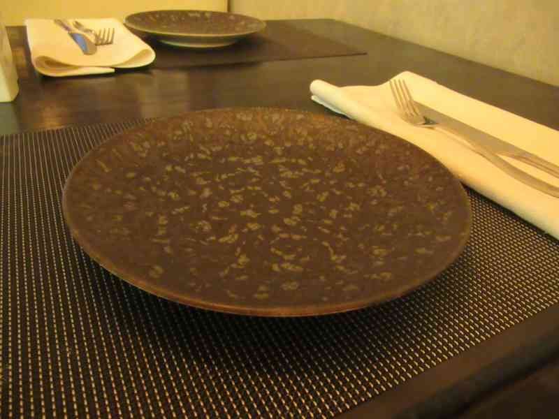 Assiettes et couverts posés sur une table