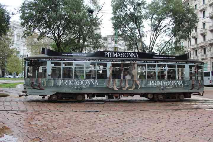 Personnes au bord d'un tramway électrique, Primadonna collection 1746, en déplacement dans la ville de Milan Lombardie en Italie photo gratuite