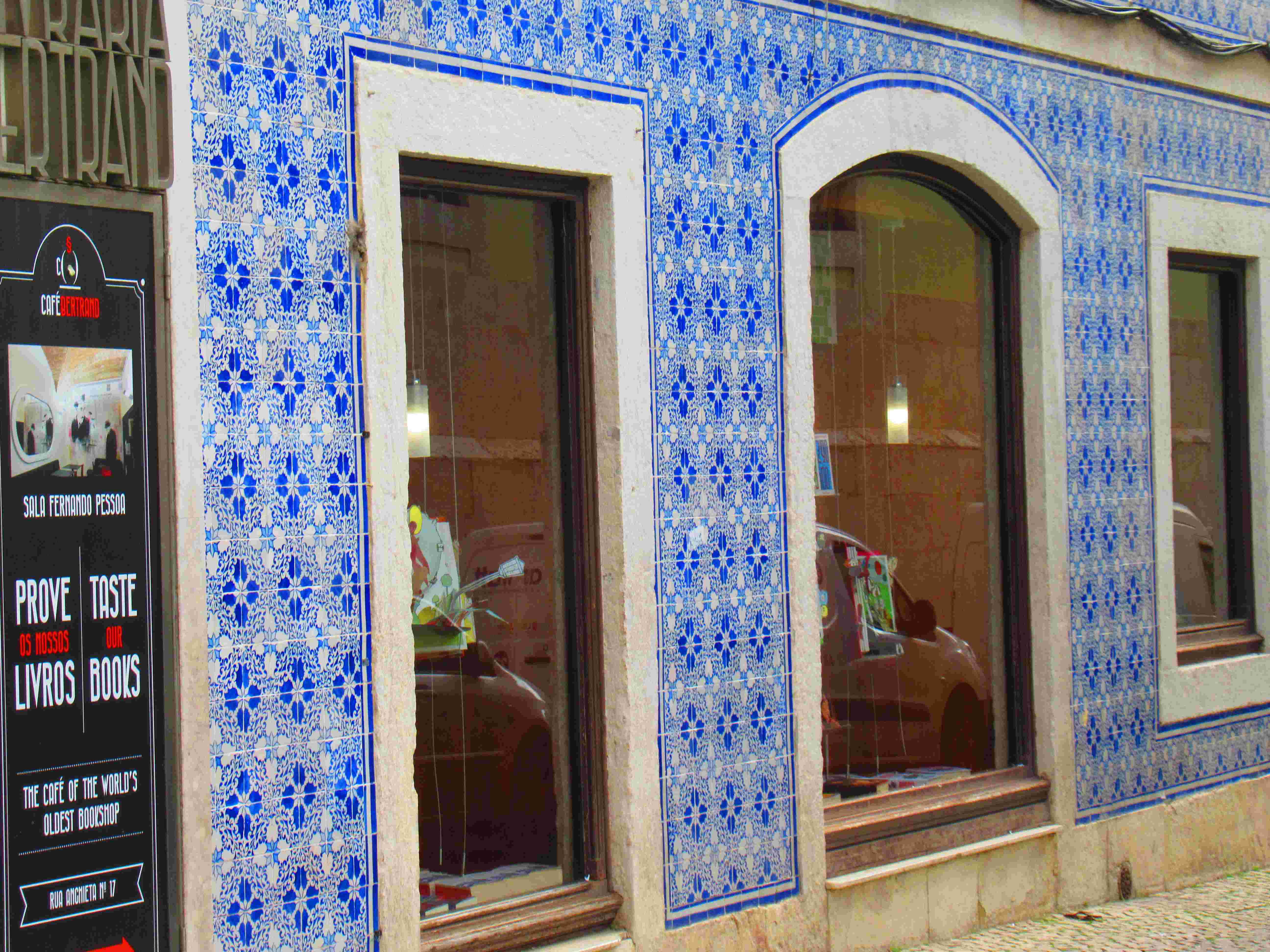 Immeuble façade bleue azulejos Lisbonne Portugal