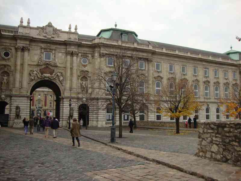 Façade du musée d'histoire de Budapest en Hongrie