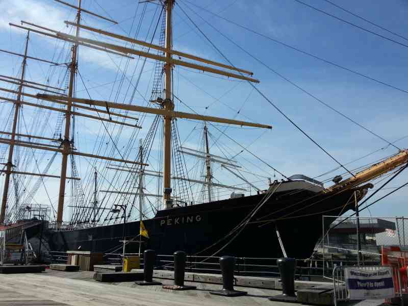 Grand navire ancré au port, New York, États-Unis, photo gratuite