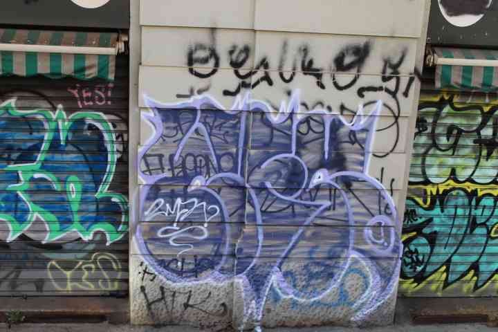 Des graffitis sur une façade, photo gratuite