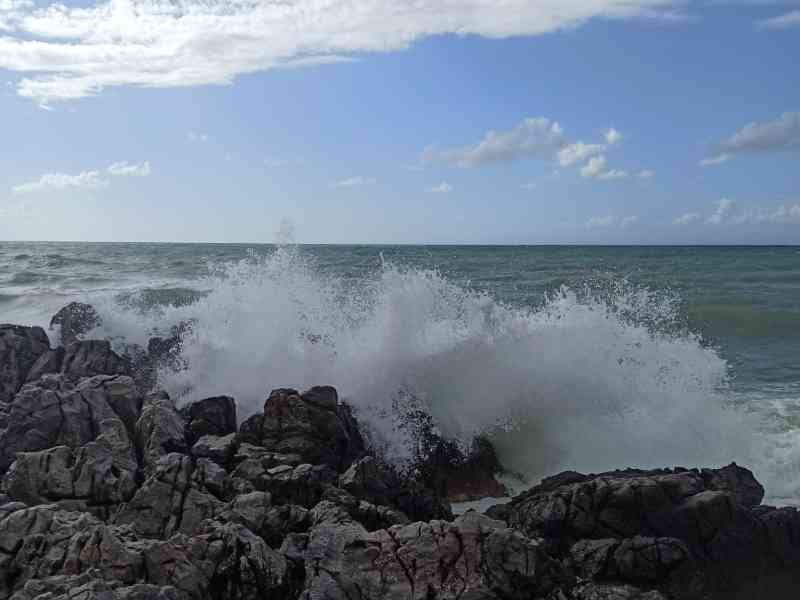 Mer agitée, de grandes vagues s'écrasent avec force contre des rochers le long d'une côte, photo gratuite