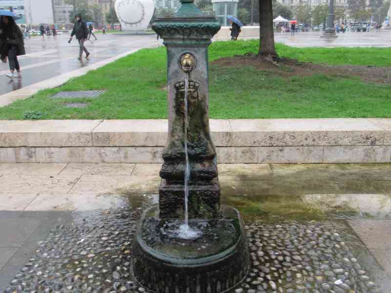 Fontaine d'eau potable dans la ville de Milan Lombardie en Italie photo gratuite