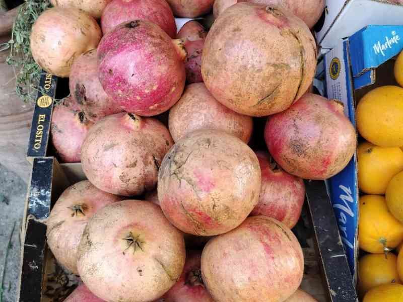 Des grenades dans des cagettes de marché, photo gratuite