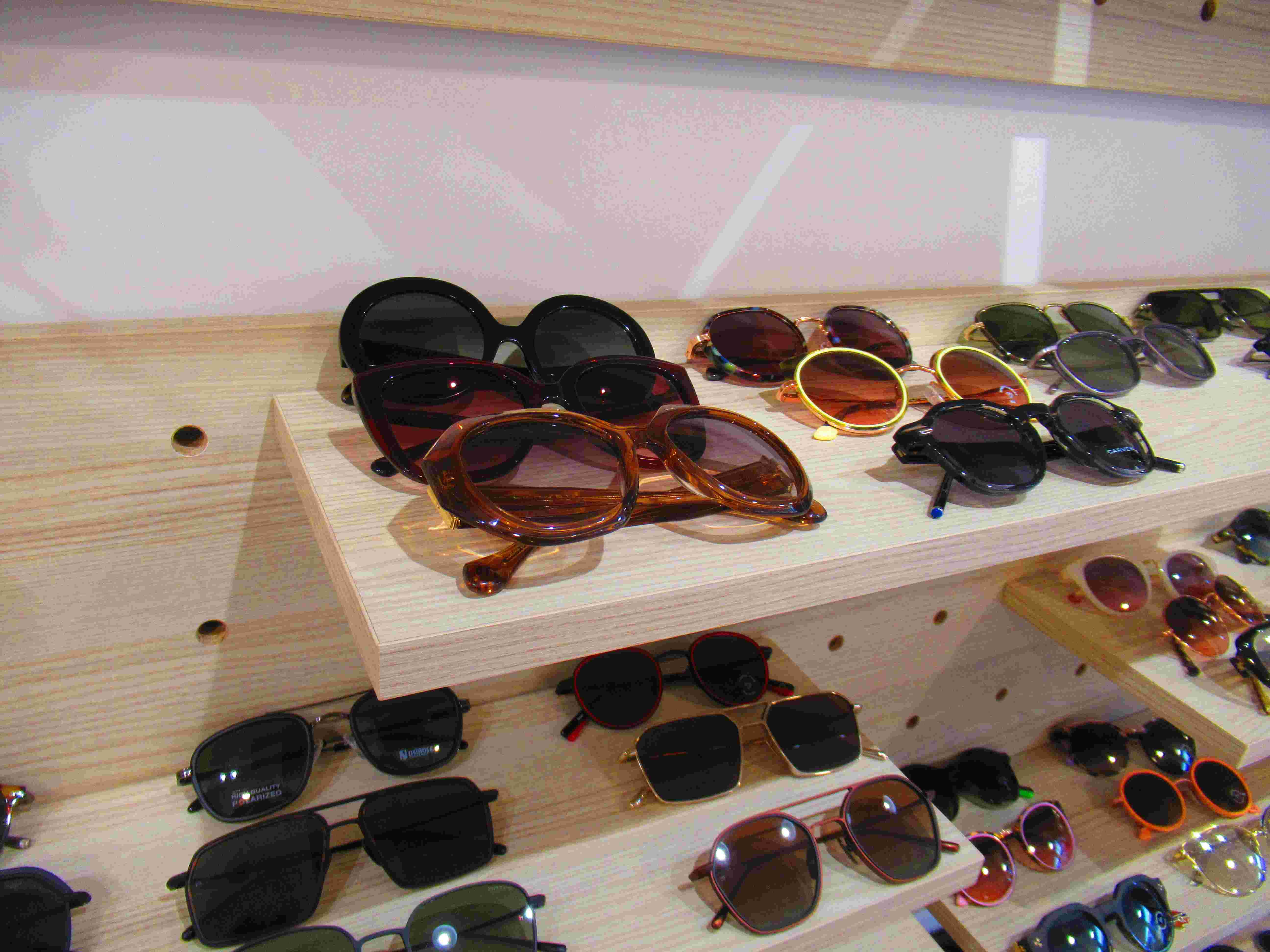 Etagères de lunettes , lunettes de soleil