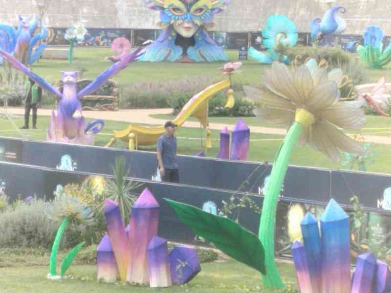 Installations artistiques dans un parc, festival, photo gratuite