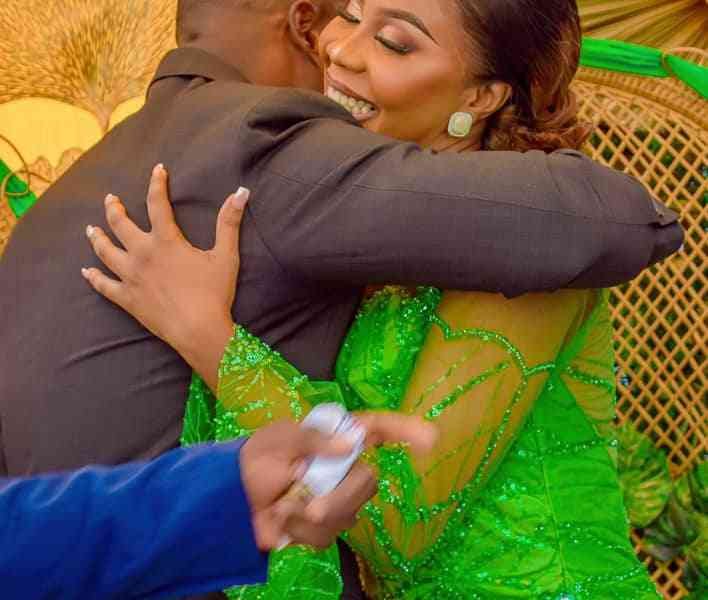 Le câlin d’amour entre les amoureux photo gratuite