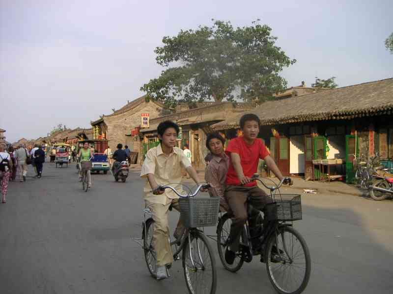 Balade en vélo dans une ruelle de Chine, Asie photo gratuite