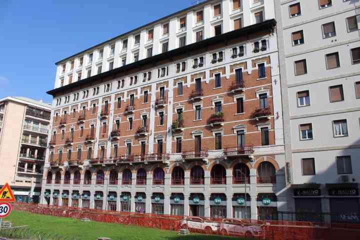 La Casa Reininghaus à Milan, d'un bâtiment de style moderniste situé à l'angle de Piazzale Antonio Cantore et Corso Genova, photo gratuite